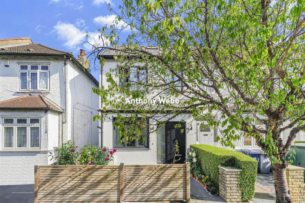 House in London, Brunswick Park - View 2