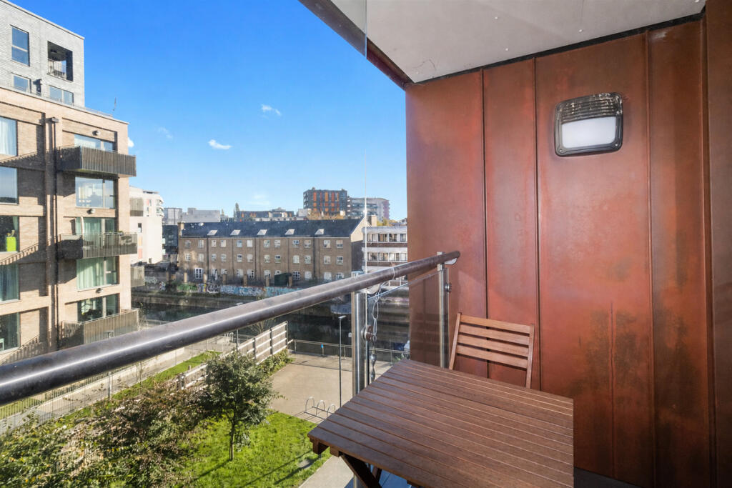 Apartment in London - More