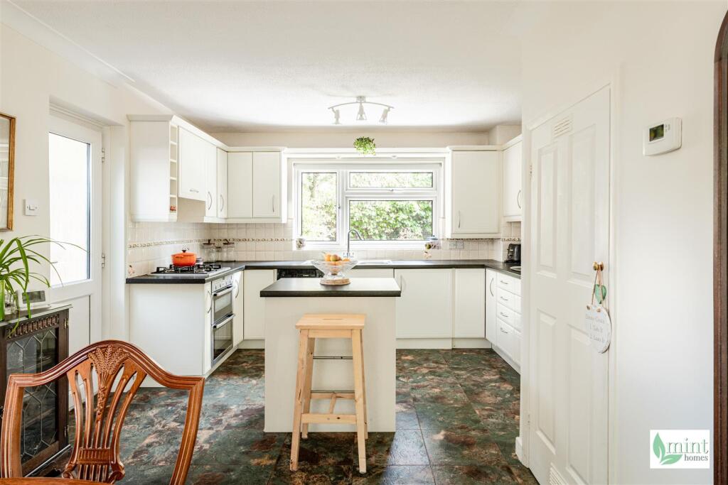 House in Woking, Surrey - View 5