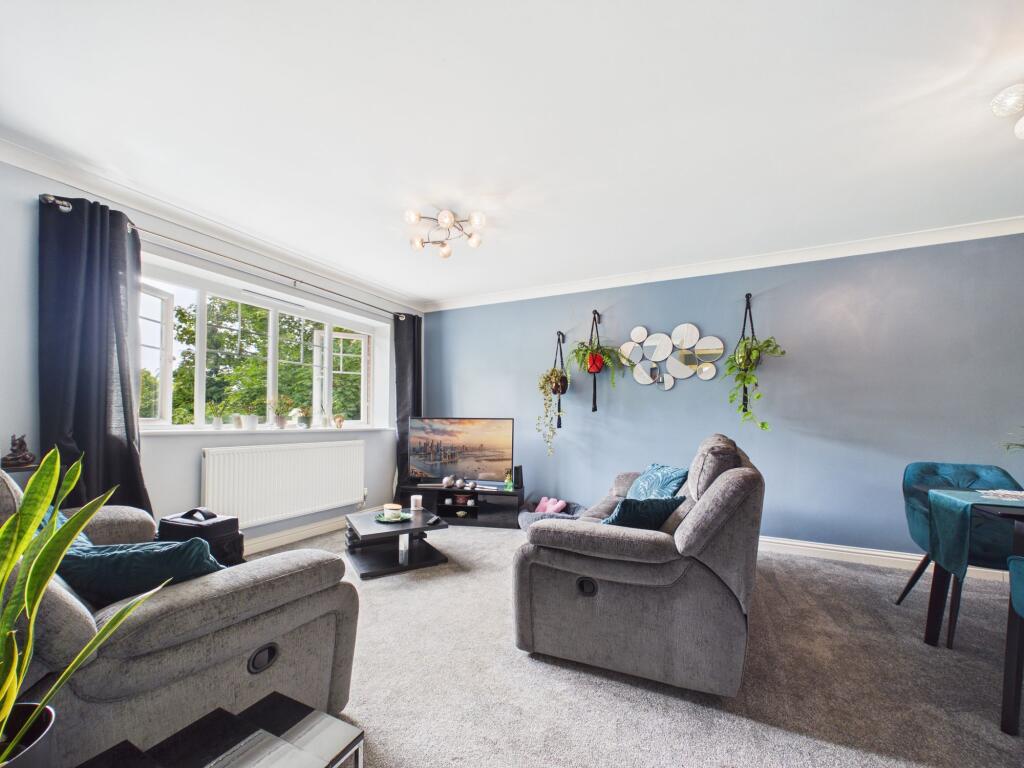 Apartment in Reading, Southcote - View 4