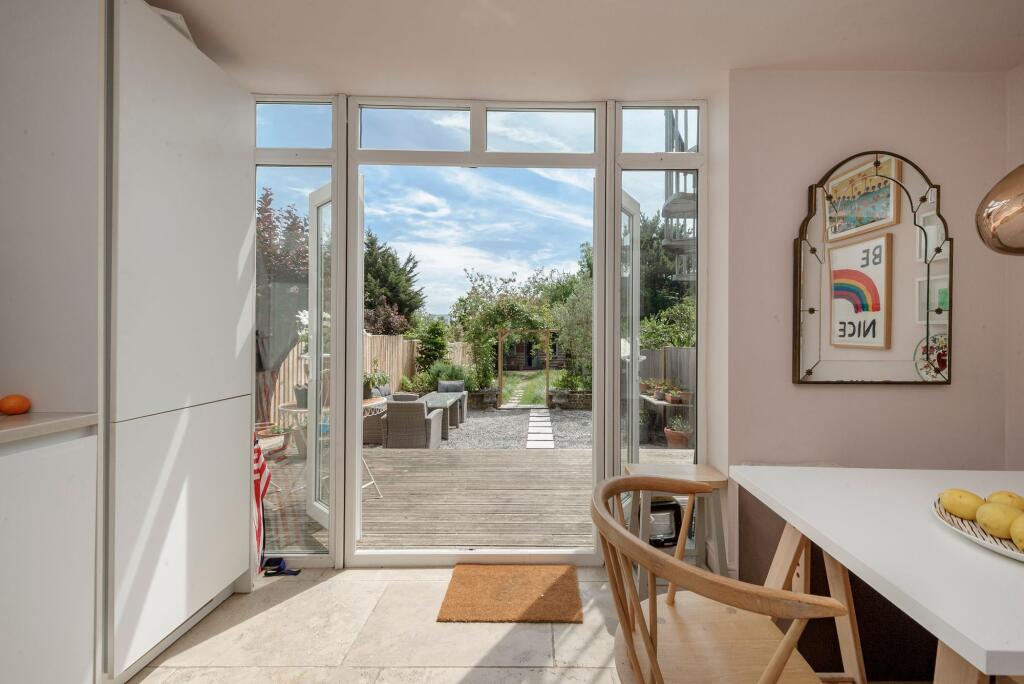 Apartment in London, Brondesbury Park, Brondesbury - More