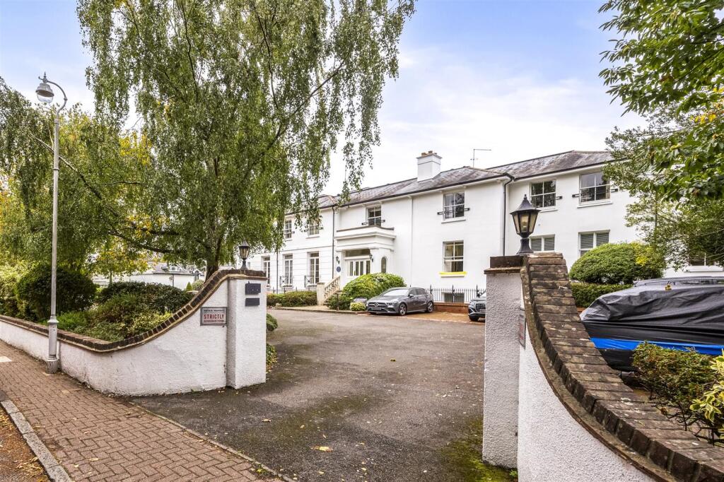 1-bed flat on Hassocks Road, Hurstpierpoint, £215,000