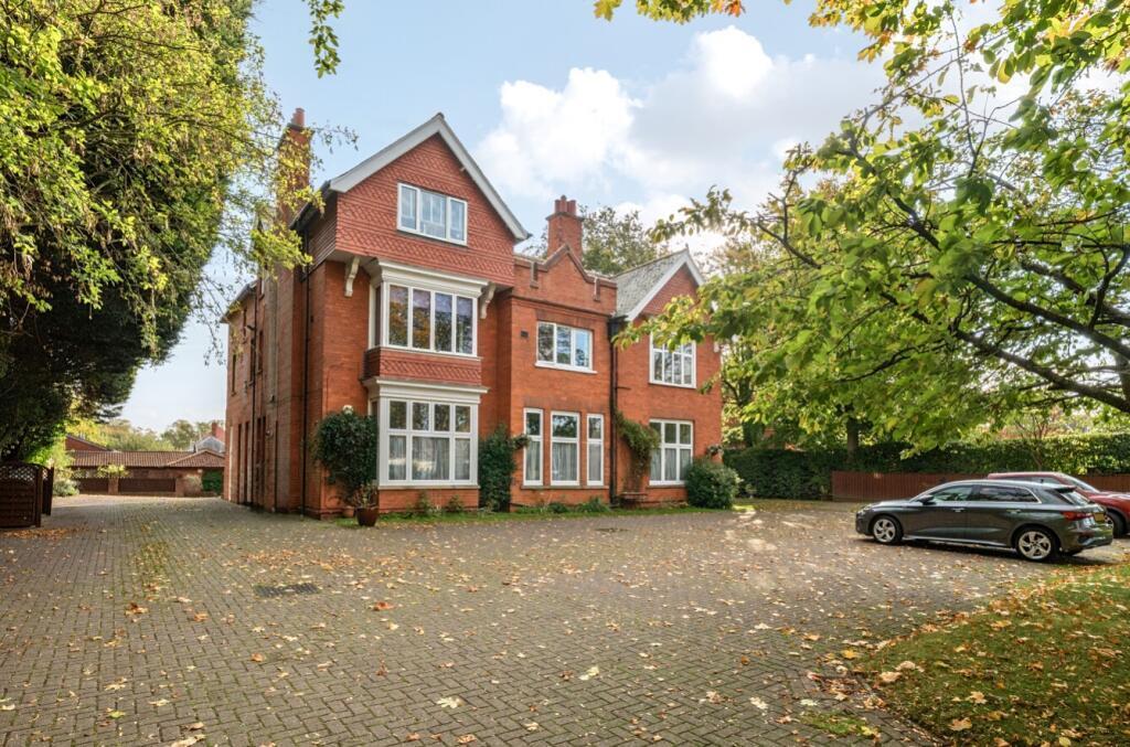 Main image of property: Flat 6, 51 Bargate, Grimsby, DN34 5AD