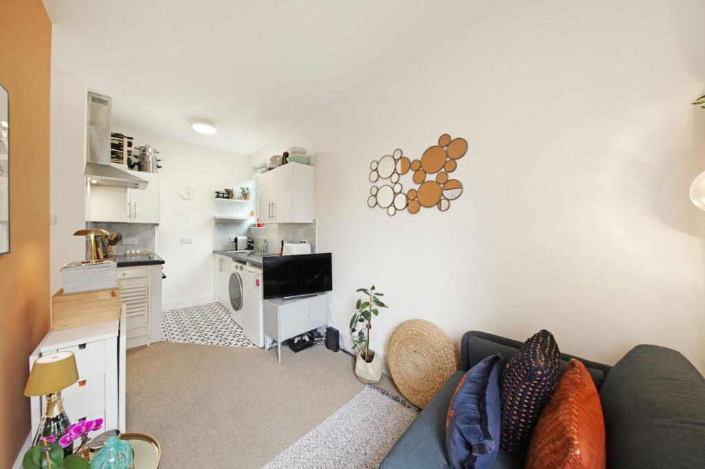 Apartment in Croydon - View 5