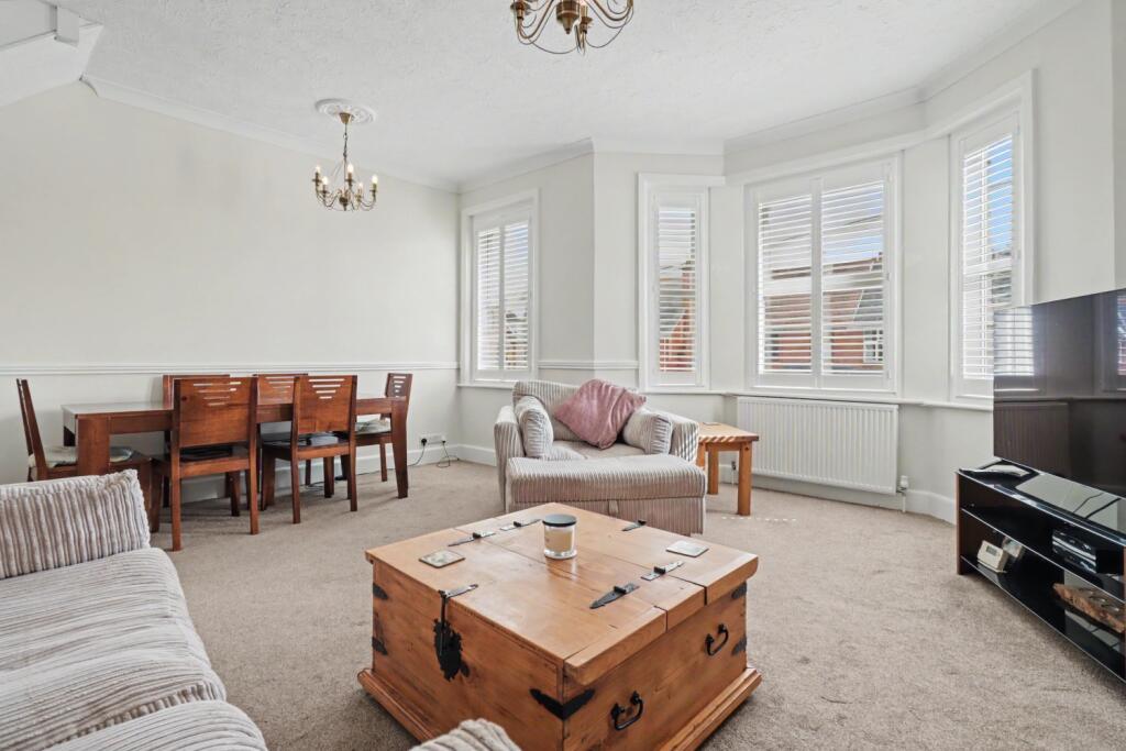 First Floor Flat, 62 Lyndhurst Road - View 3
