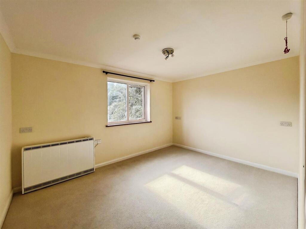 Apartment in Aldershot, Cargate, North Town - View 2