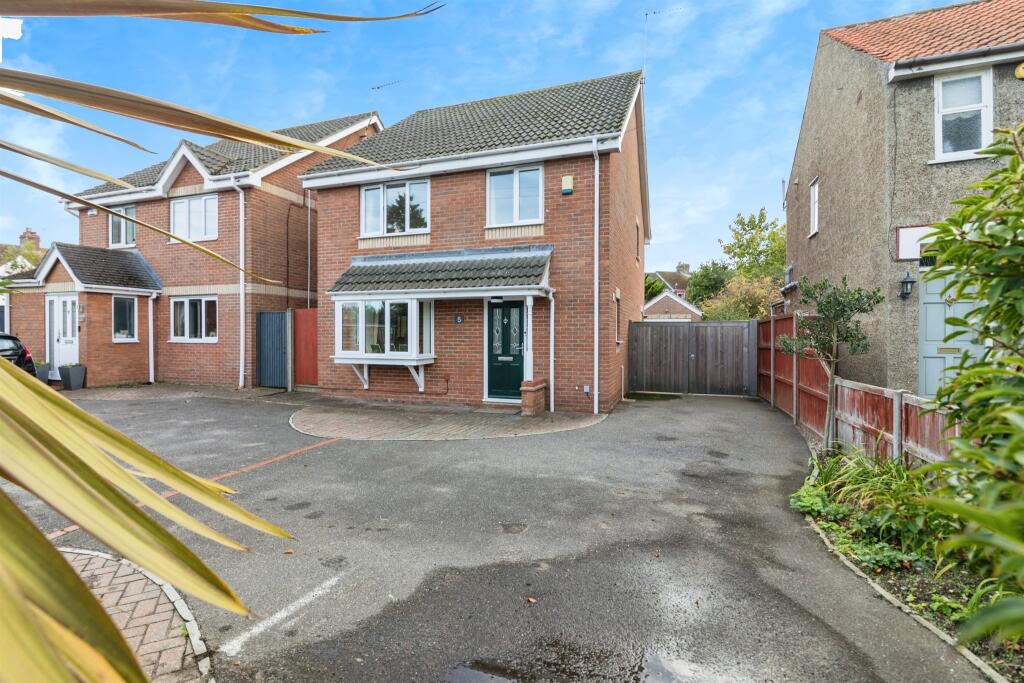4-bed detached on Dell Road, Lowestoft, £300,000