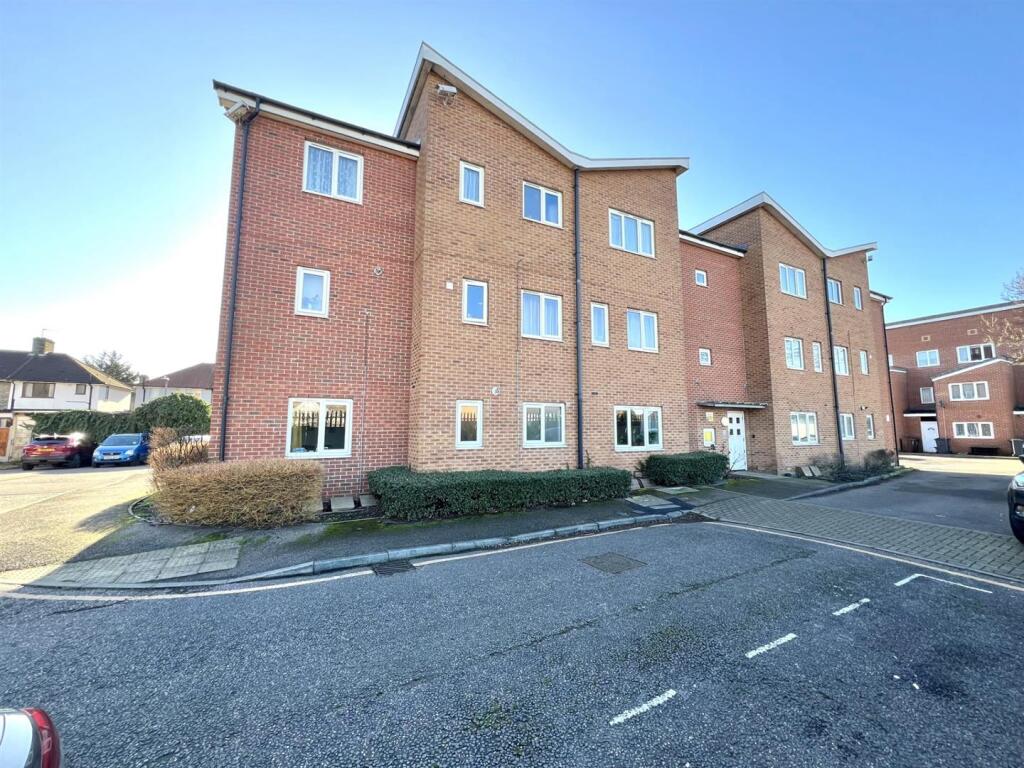 2-bed flat on Roberts Place, Dagenham, Essex, £250,000