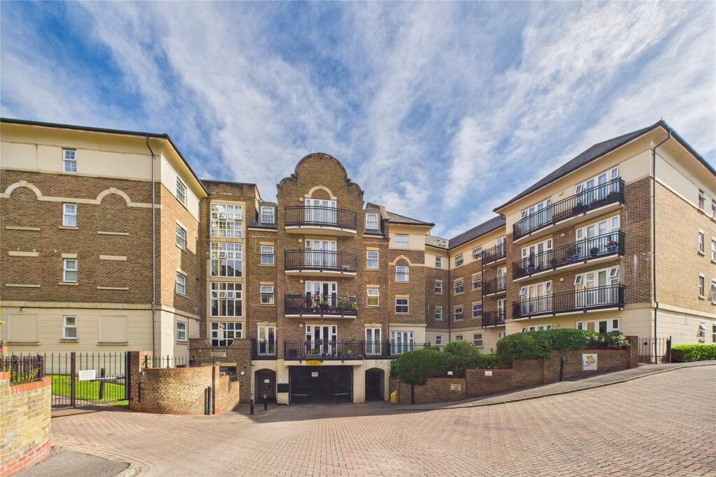 2-bed flat on Carmelite Drive, Reading, Berkshire, RG30, £300,000