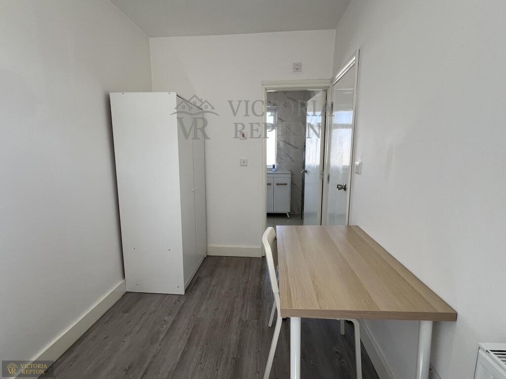 6 bedroom semi-detached house for rent
