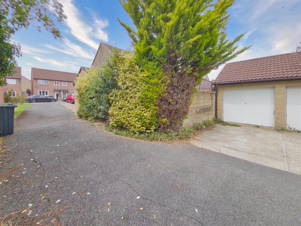 Wellesley Close, Bowerhill, Melksham photo 4