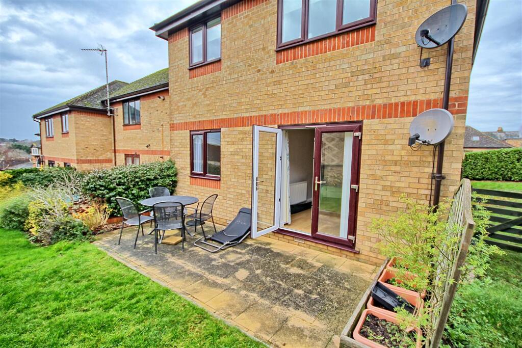 Greenways - Ware - Ground Floor Garden Flat photo 4