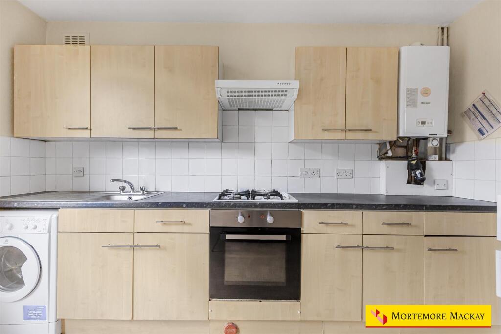 Apartment in London, Bowes Park, Palmers Green - View 3