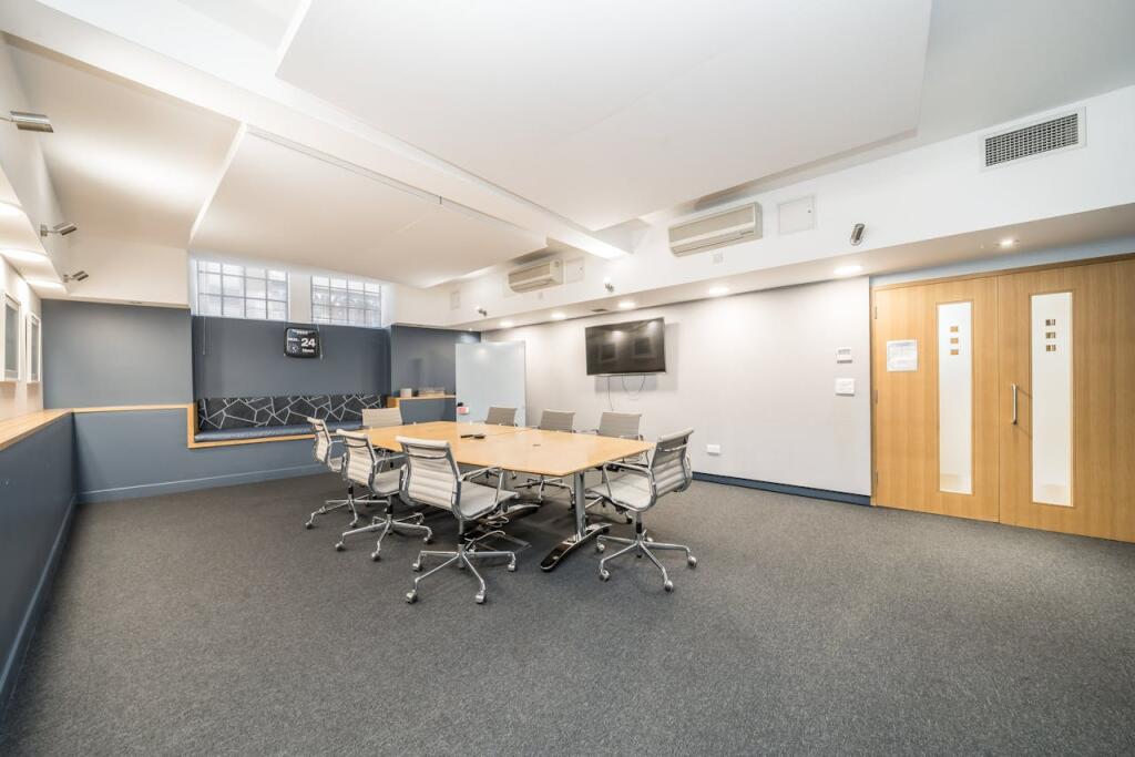 170172 Tower Bridge Road large boardroom.jpg