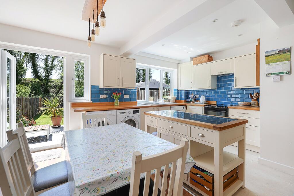 Gordons Way, Oxted, Surrey, RH8 photo 2