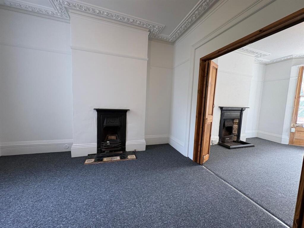 Apartment in Brighton, Round Hill - More