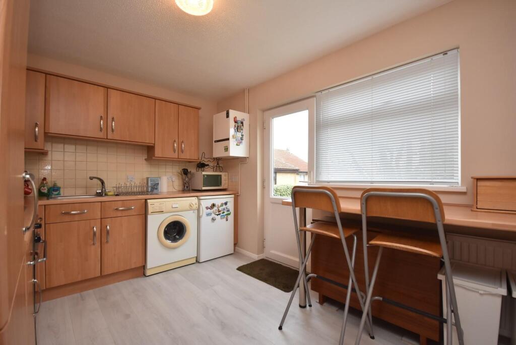 5 Hollyrood Close, Barry, CF62 8AY photo 4