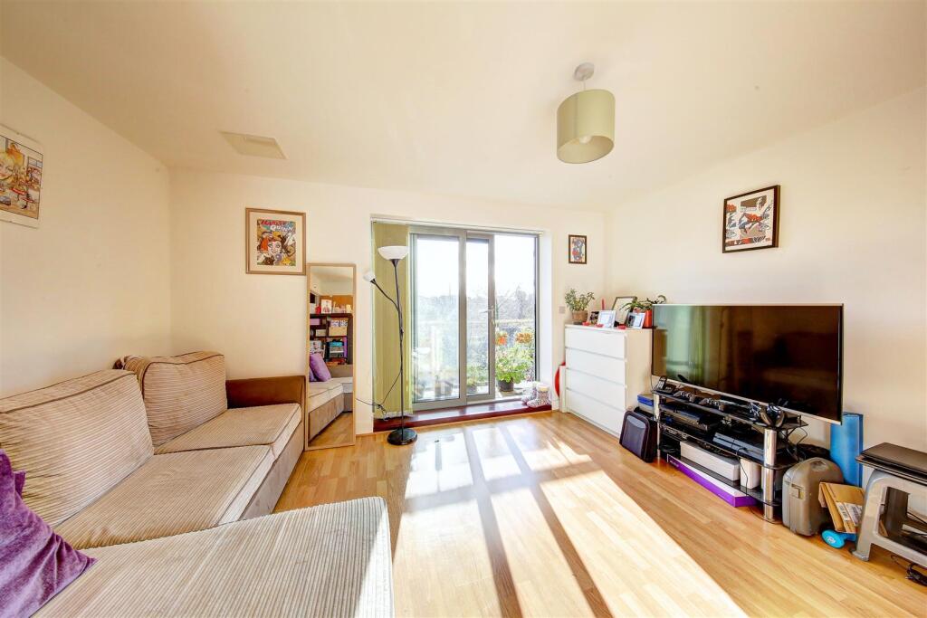 1-bed flat on St. Georges Grove, London, £325,000