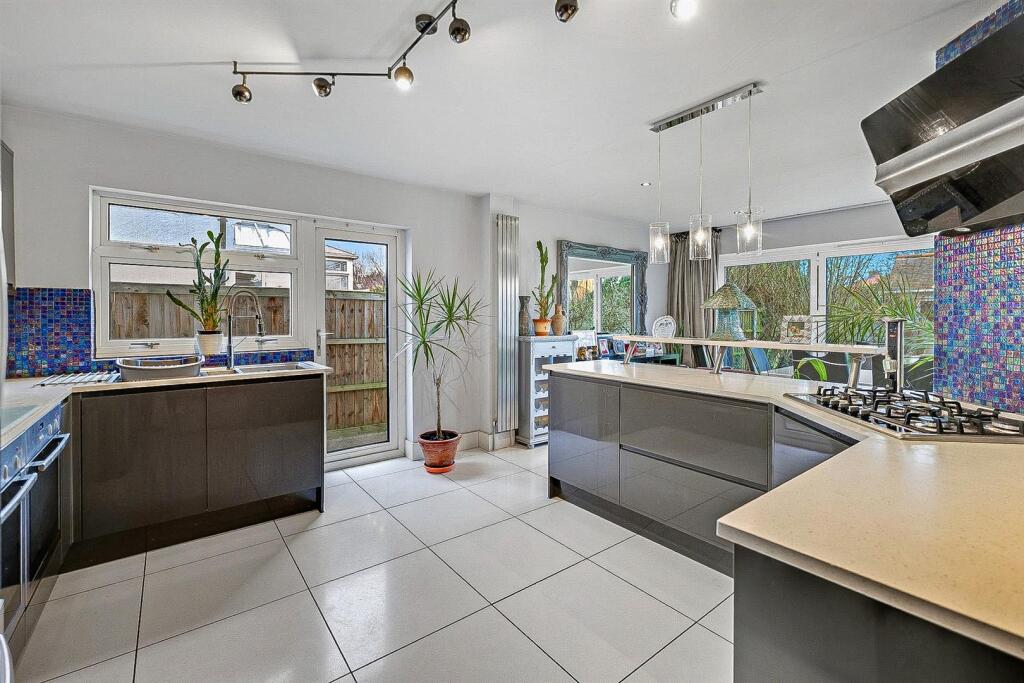 VIDEO PRESENTATION INSIDE - Somerset Avenue, Westcliff-On-Sea - View 4