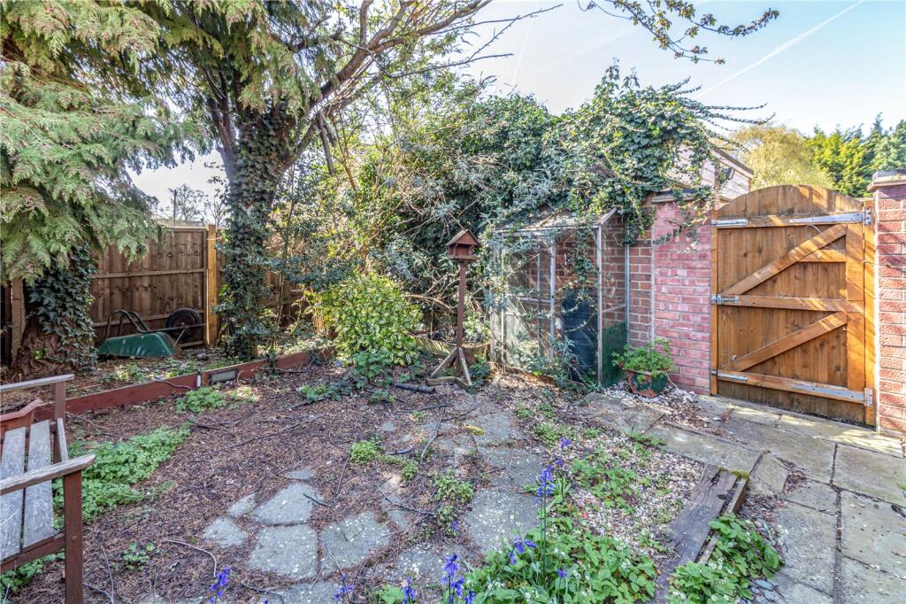 House in Woking, Byfleet - View 3