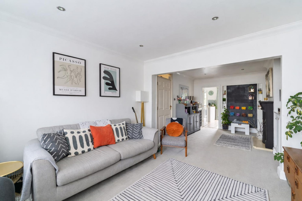 Dirdene Gardens, Epsom, KT17 photo 3