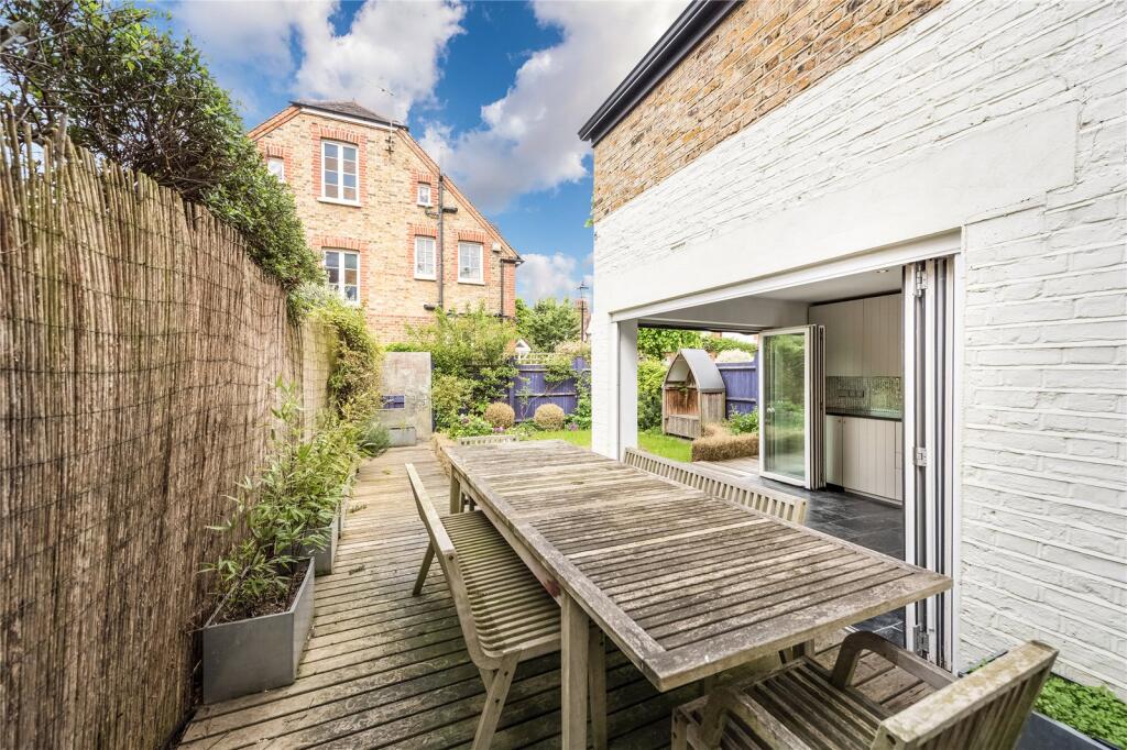 4 bedroom semi-detached house for rent