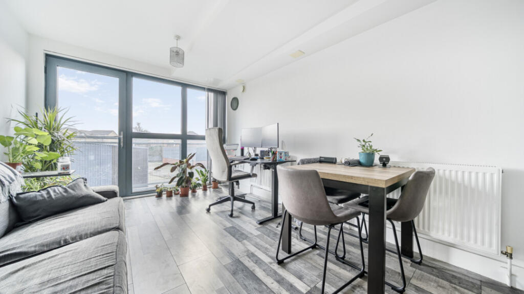 1-bed flat on 316 Lynton Road, Bermondsey, SE1 5DD, £295,000