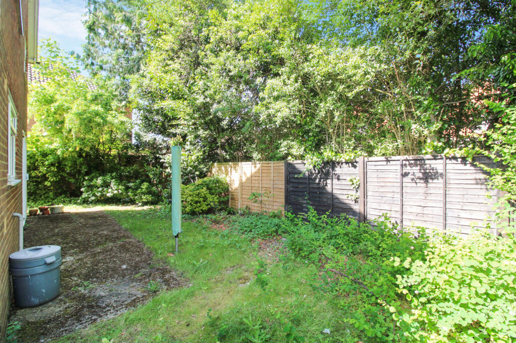 Highfield Avenue,  Aldershot, GU11 photo 4