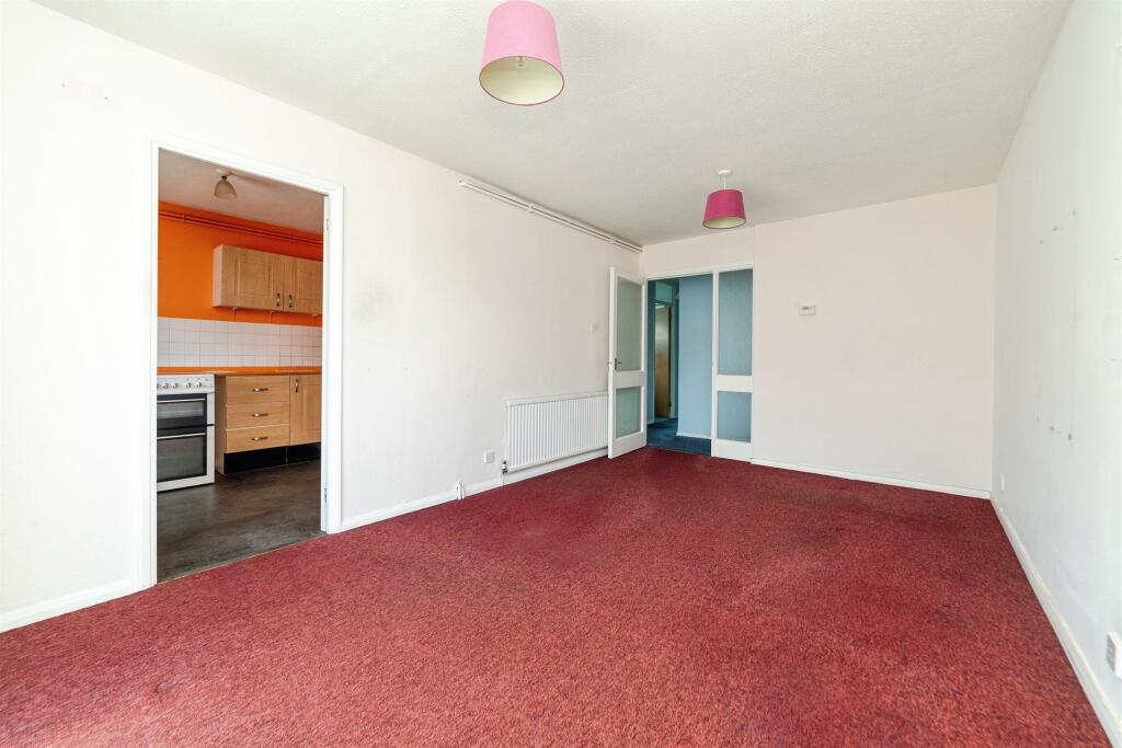 Hampton Close, Stevenage photo 4