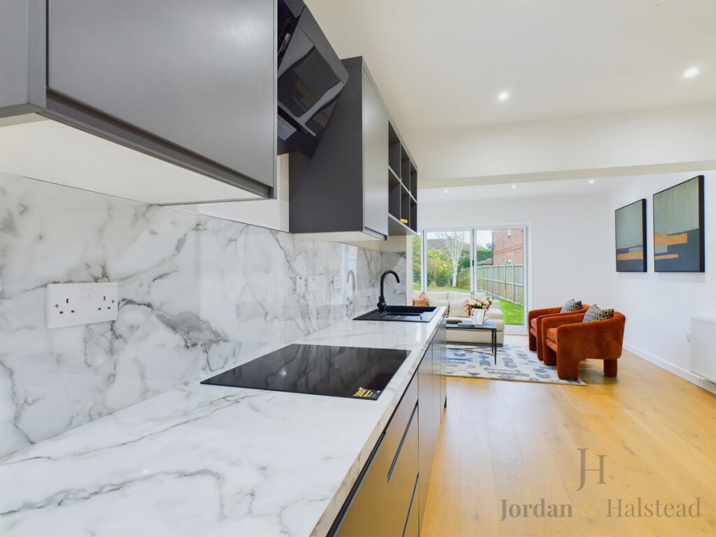 Recently renovated four bedroom house with a large garden photo 4