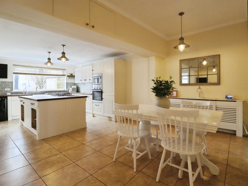 Heol Las, Bridgend, CF33 photo 2