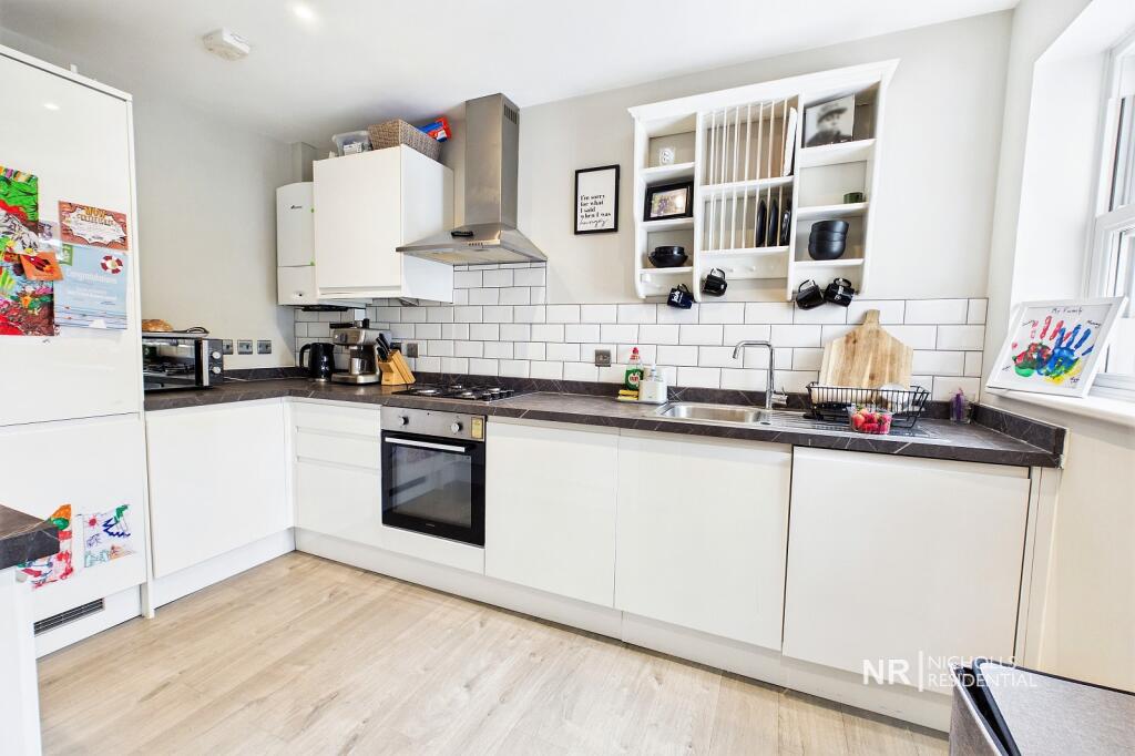 Apartment in Kingston upon Thames - View 4