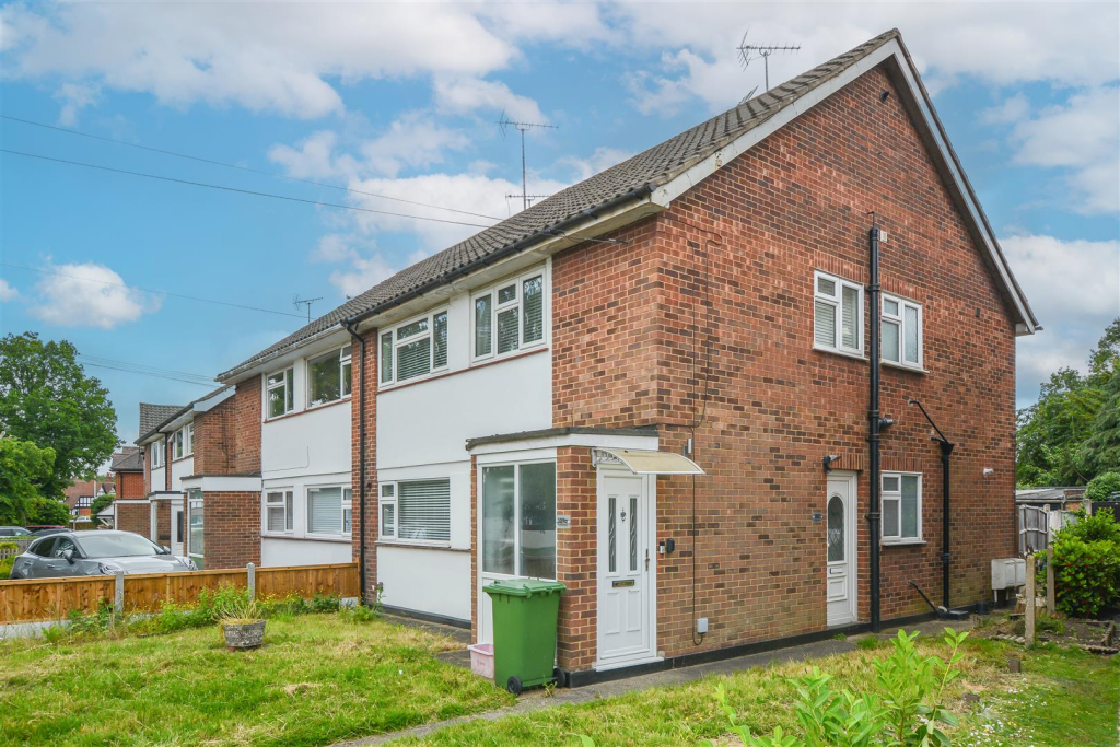 2-bed flat on Rayleigh Road, Hutton, Brentwood, £265,000