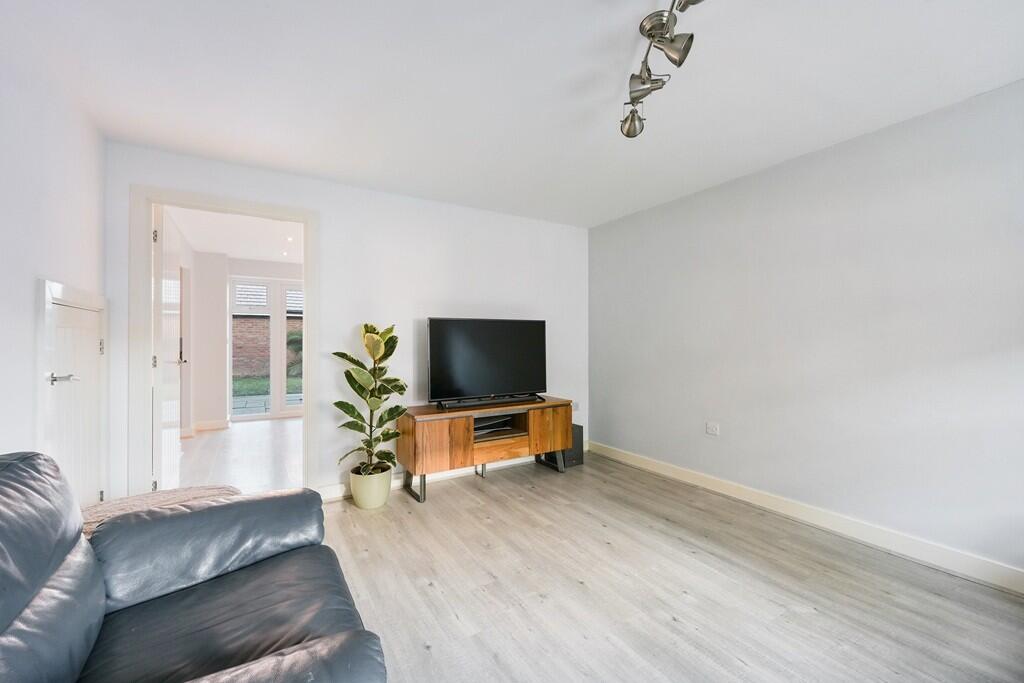 Nightingale Avenue, Worthing, West Sussex, BN12 photo 3