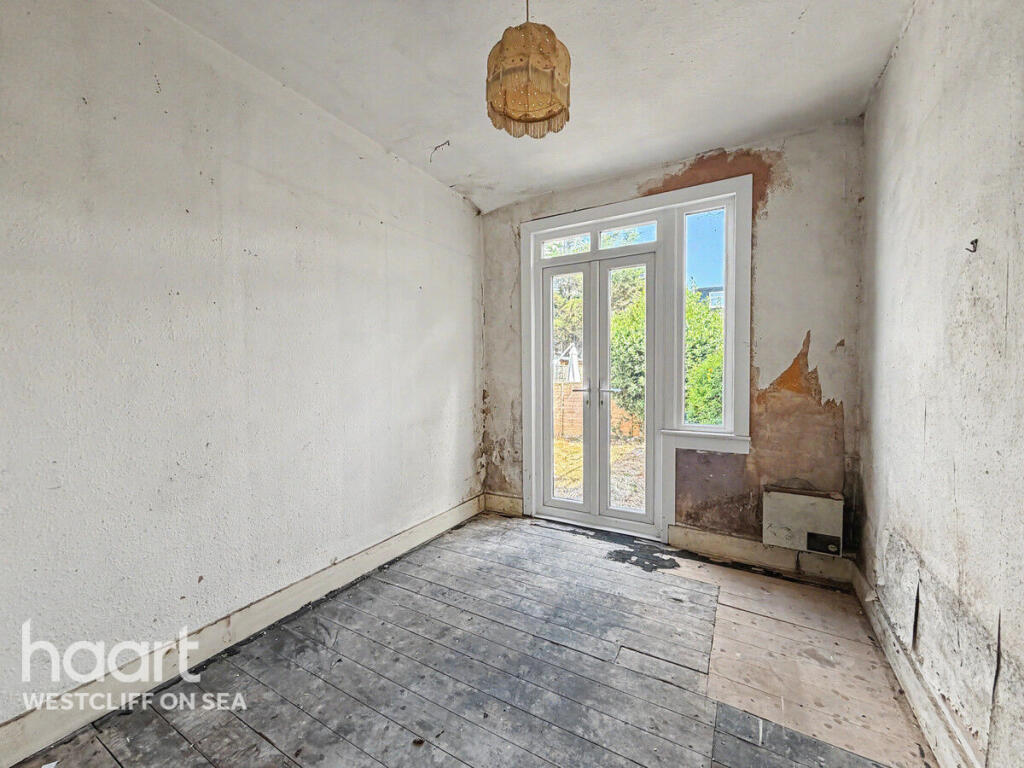 Brightwell Avenue, WESTCLIFF-ON-SEA photo 2