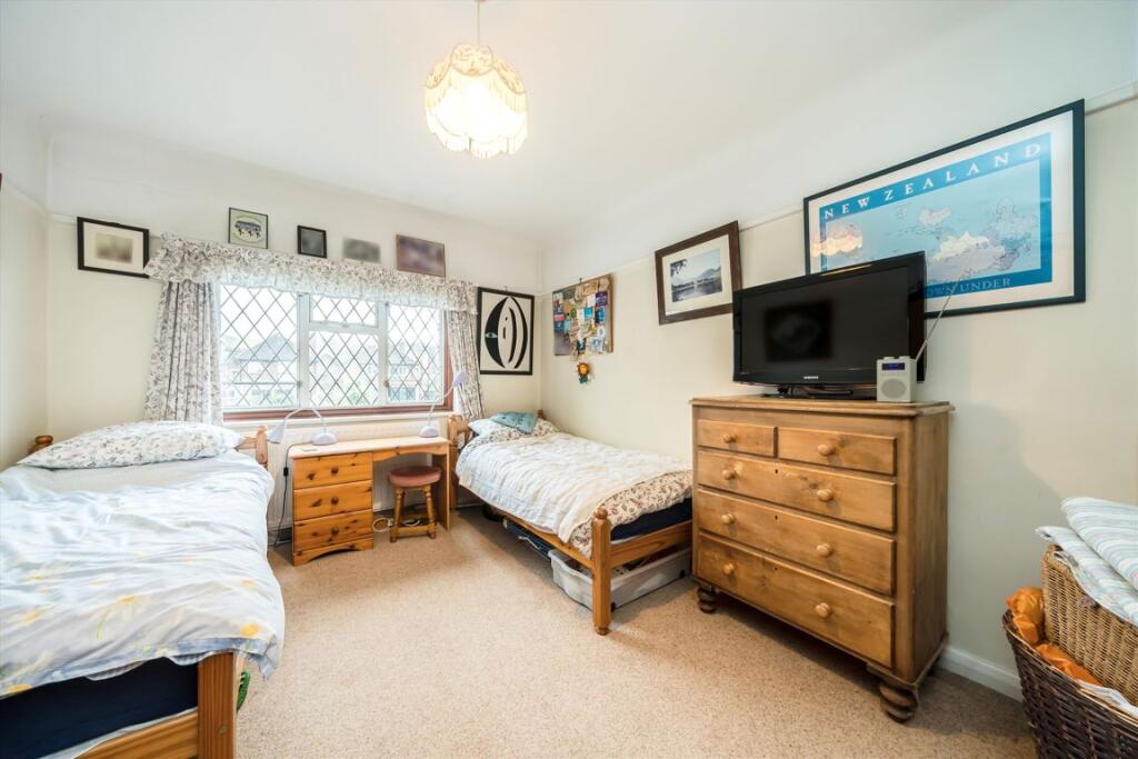 Avondale Avenue, Esher image 4