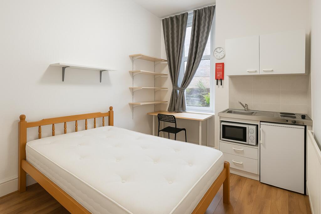 Main image of property: Double Room at Wandsworth Road, London