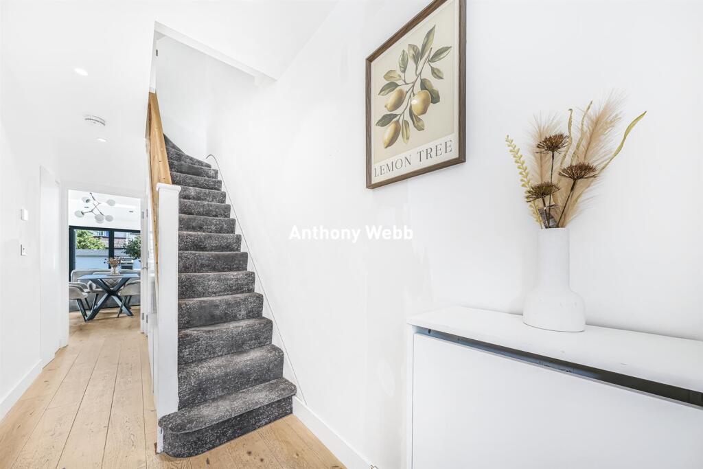 House in London, Brunswick Park - View 3