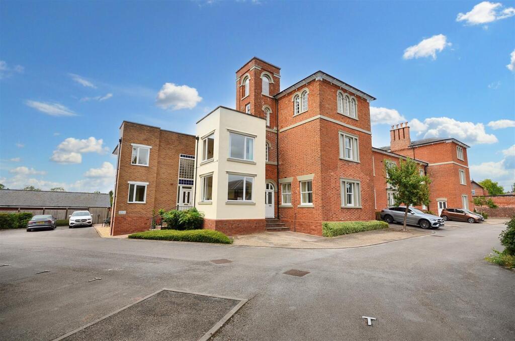 2-bed house on Trent Close, Stone, £325,000