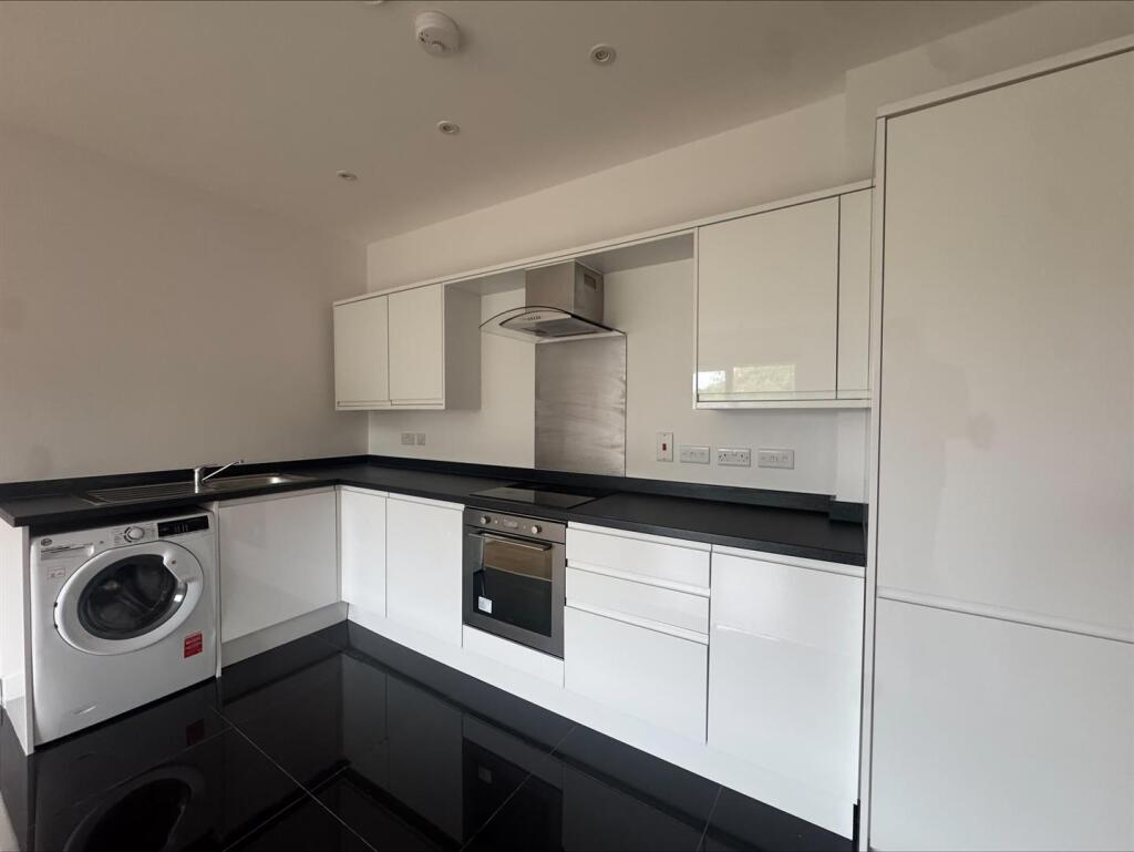 House in Surrey Heath, Old Dean - More