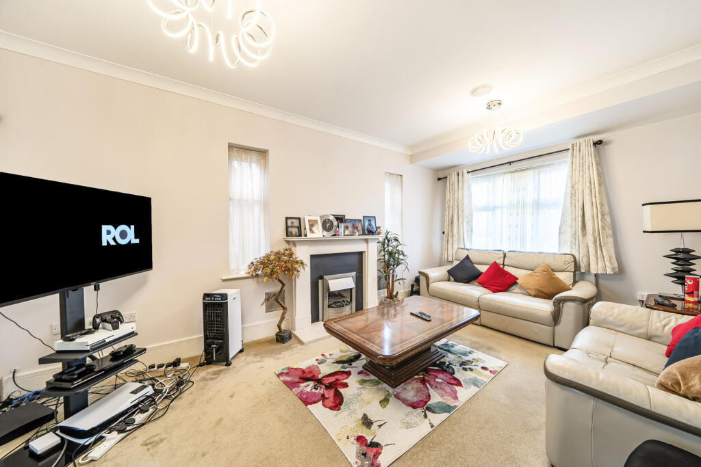 Fauna Close, Stanmore, Middlesex photo 3