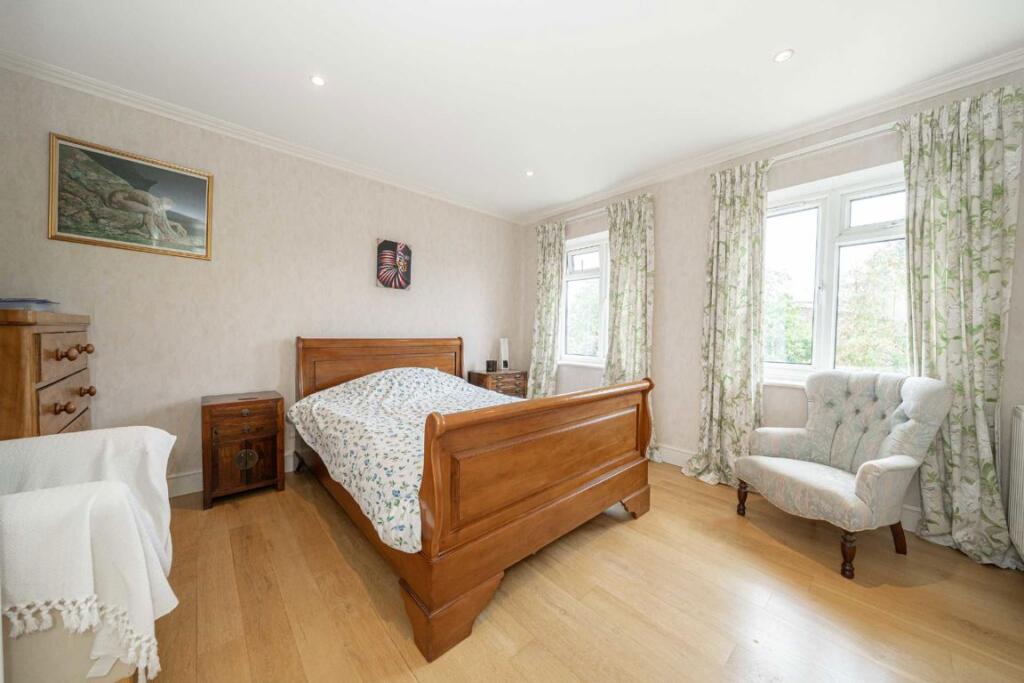House in Twickenham - More