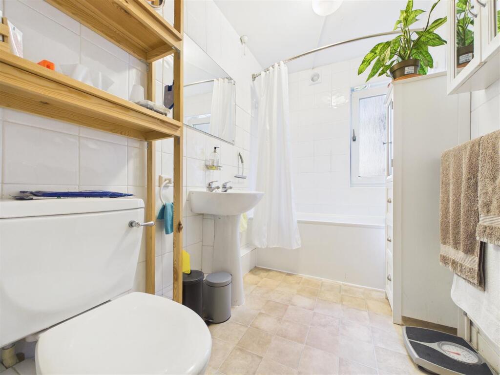 Apartment in Walton-on-Thames, Surrey - View 5