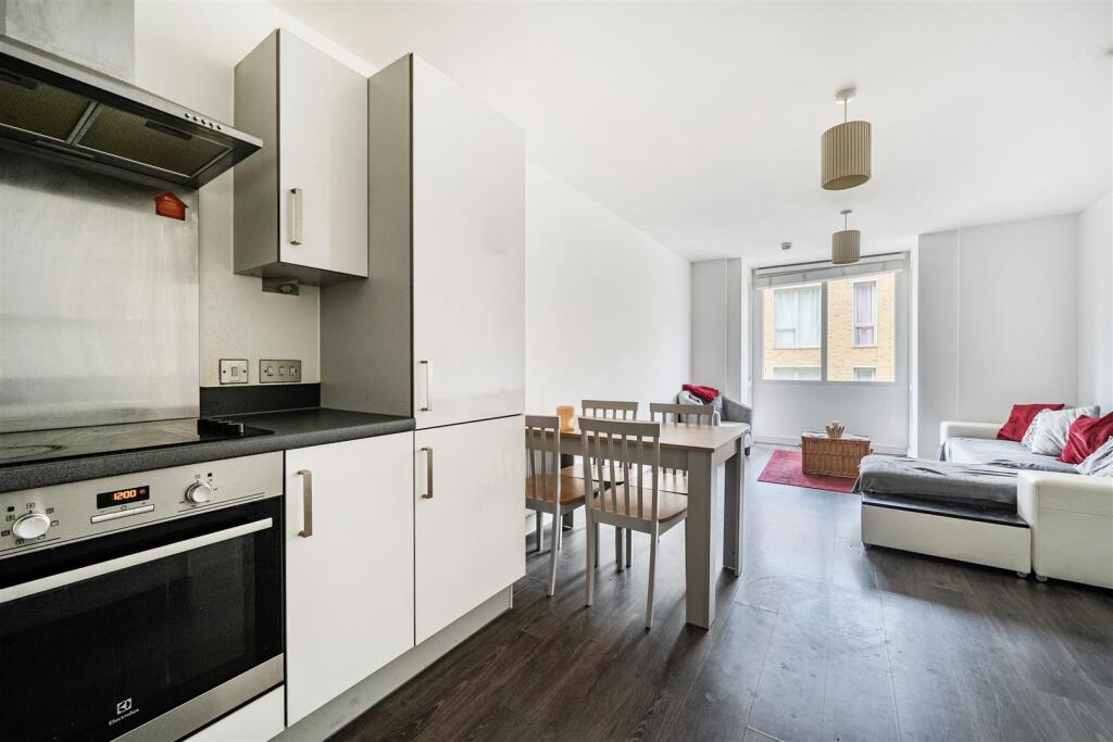 Apartment in Slough - View 4