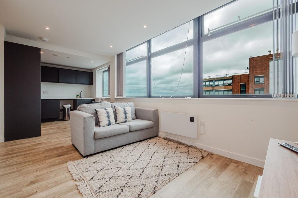 Apartment in Manchester, Old Trafford - View 2