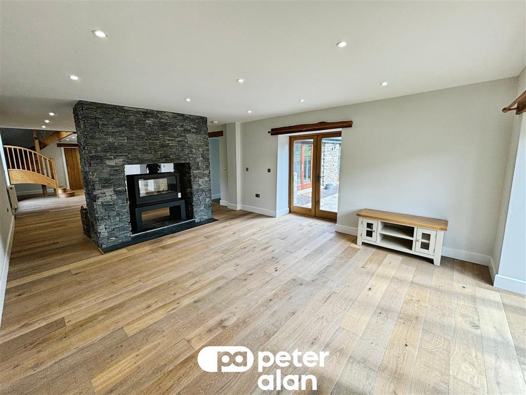 House in Newport - View 4