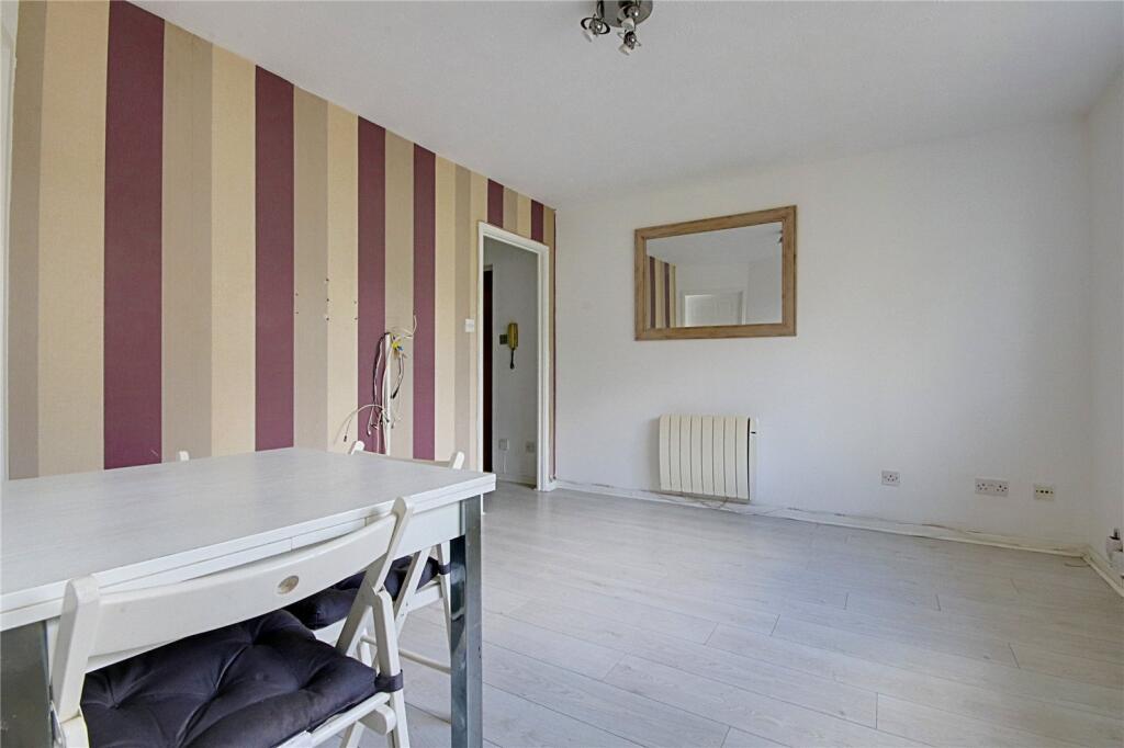 Apartment in London, Enfield Lock - View 3