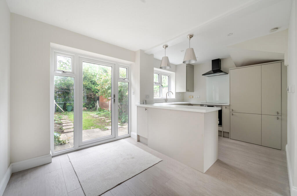 House in Guildford, West Clandon - More