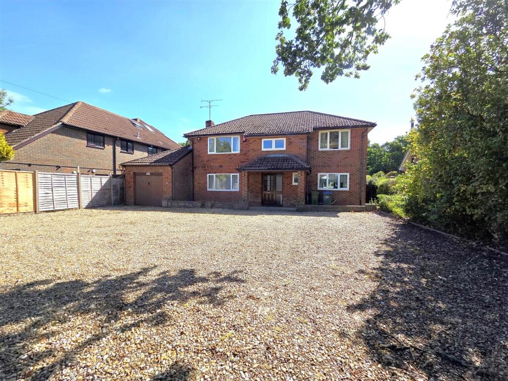 3-bed detached on Botley Road, Burridge, Southampton, £725,000
