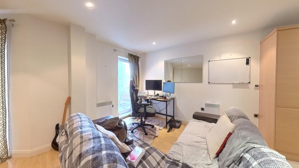 Apartment in Salford, Greater Manchester - View 4